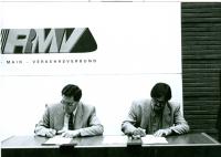 Darmstadts Oberbürgermeister Peter Benz (l.) und Bürgermeister Michael Siebert unterzeichnen am 28. Mai 1995 den RMV-Gründungsvertrag.
