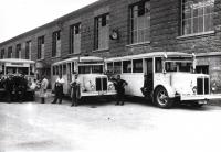Die HEAG Busse Nr. 12, 13 und 16 vor der neuen Halle auf dem Betriebshof Böllenfalltor, Ende der 1920er Jahre