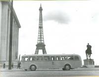 Ein HEAG-Reisebus vor dem Eiffelturm, 1951