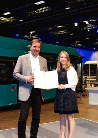 HEAG mobilo-Geschäftsführer Michael Dirmeier nimmt den Förderbescheid für die Beschaffung von 24 Elektrobussen und den Ausbau der Lade- und Werkstattinfrastruktur in Empfang.