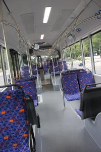 Der Mittelgang zwischen den Sitzreihen ist deutlich breiter und bietet Fahrgästen mehr Platz.