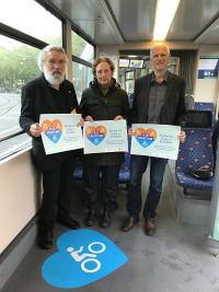 Erster Kreisbeigeordneter Christel Fleischmann, Stadträtin Barbara Akdeniz und HEAG mobilo-Geschäftsführer Matthias Kalbfuss (v.l.) stellten die neue ÖPNV-Kampagne „Fair fährt vor“ vor.