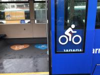 Piktogramme außen am Fahrzeuge und freundliche Herzaufkleber am Fahrzeugboden zeigen Fahrgästen mit Fahrrad, Rollstuhl oder Kinderwagen,  wo sie einsteigen können.
