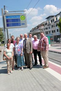 Vertreter von Hessen Mobil, Stadt Griesheim und HEAG mobilo eröffneten die modernisierte Haltestelle "Hans-Karl-Platz Am Markt" am 12.6.2015.