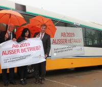 Zuschke, Kalbfuss und Dirmeier stellen Kampagnenmotto "Ab 2019 außer Betrieb?" vor.