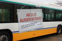 Kampagnenmotiv "Ab 2019 außer Betrieb?" bis Mitte Dezember auf Bus und zwei Straßenbahnbeiwagen.