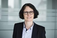 HEAG mobilo-Geschäftsführerin Bettina Clüsserath beantwortet am Freitag (27.) Fragen am Infostand auf dem Bessunger Wochenmarkt.